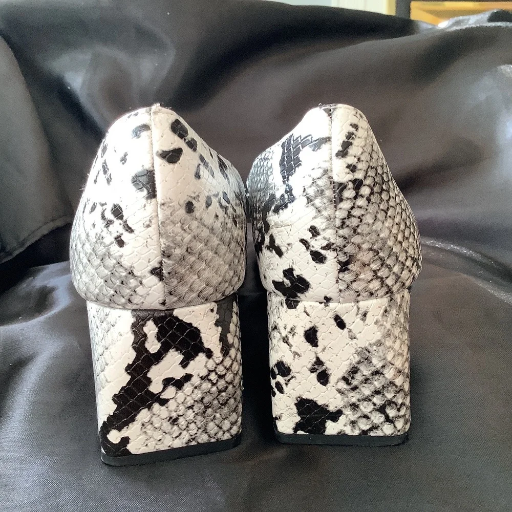 EUC Zara black white‎ snakeskin  print black heels